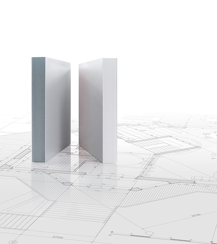 Zwei aufgestellte Platten aus dem Kunststoffprodukt Coplast, platziert auf technischen Architekturzeichnungen.