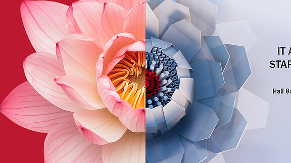 Halbierte Blütenkomposition: Links eine natürliche rosa Lotusblüte vor rotem Hintergrund, rechts eine aus Kunststoffelementen gestaltete abstrakte Blüte in Blau- und Grautönen vor hellem Hintergrund. Zusammen ergeben beide Hälften eine vollständige Blüte. Rechts daneben der Schriftzug It all starts at Hall 8a Stand F32 mit farbigen Molekül-Elementen als Logo in K-Form.