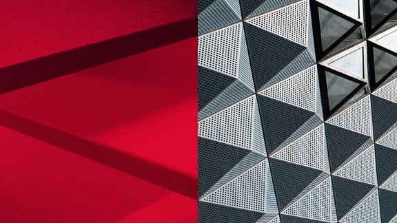 Geteilte Bildkomposition: Links rote Kunststoffplatten mit matter Oberfläche, rechts eine moderne Fassade aus silbernen, dreieckigen Kunststoff-Elementen mit integrierten Fenstern.