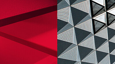 Geteilte Bildkomposition: Links rote Kunststoffplatten mit matter Oberfläche, rechts eine moderne Fassade aus silbernen, dreieckigen Kunststoff-Elementen mit integrierten Fenstern.